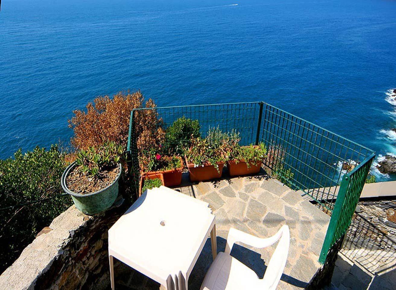 Self contained spot overlooking the Med, Cinque Terre