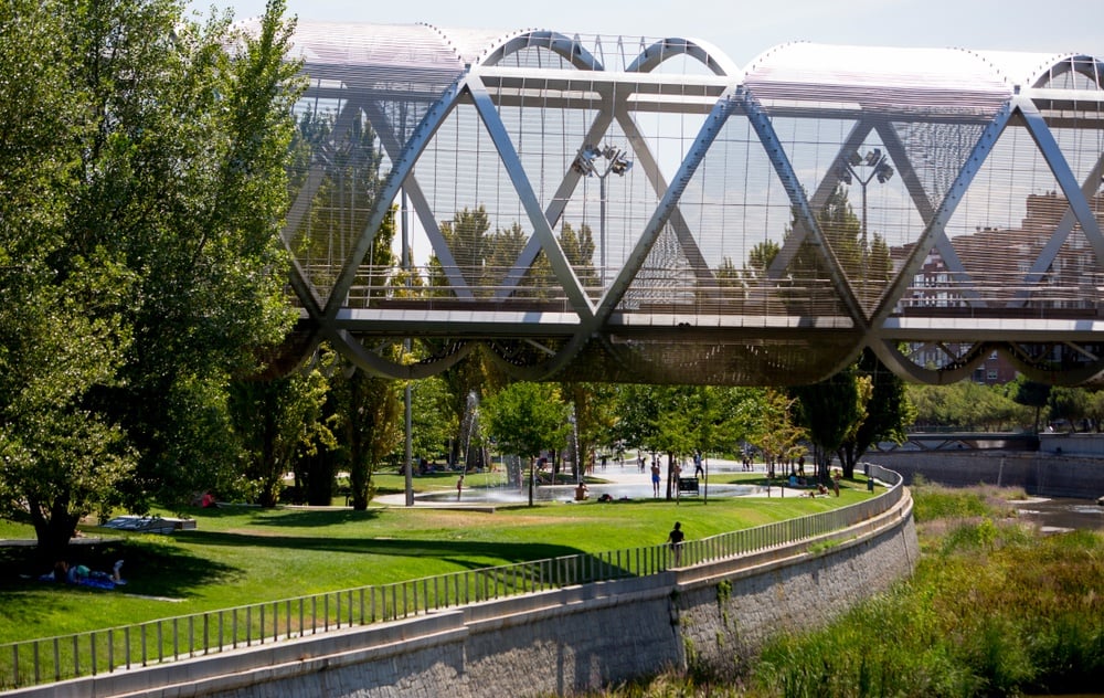 Stroll along Parque Rio