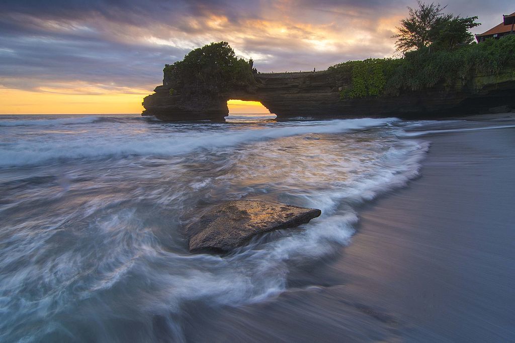 sunset at tanah lot canggu bali