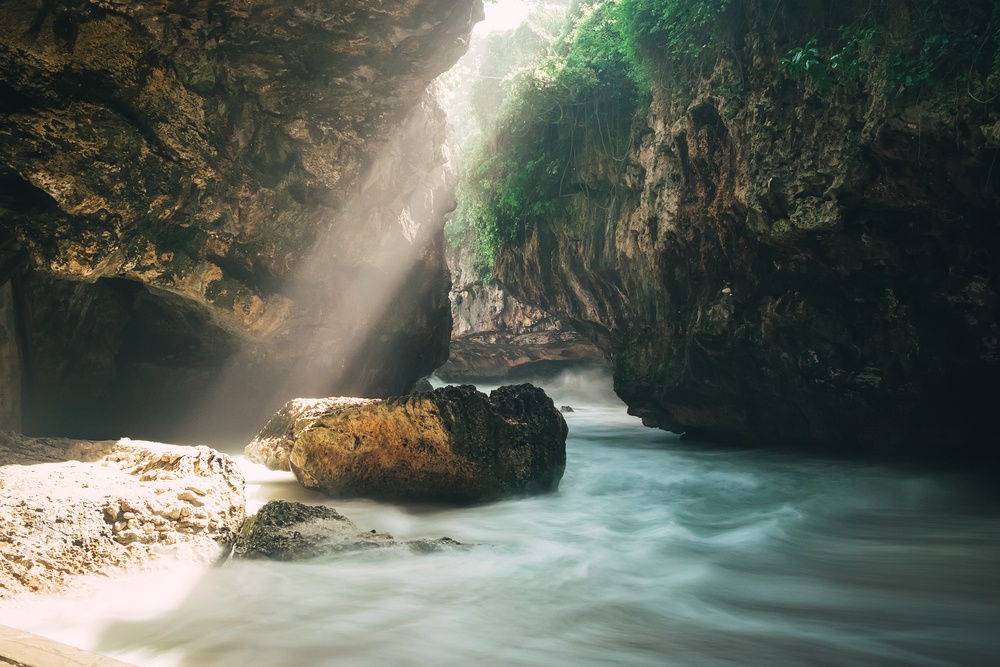 suluban beach cave uluwatu