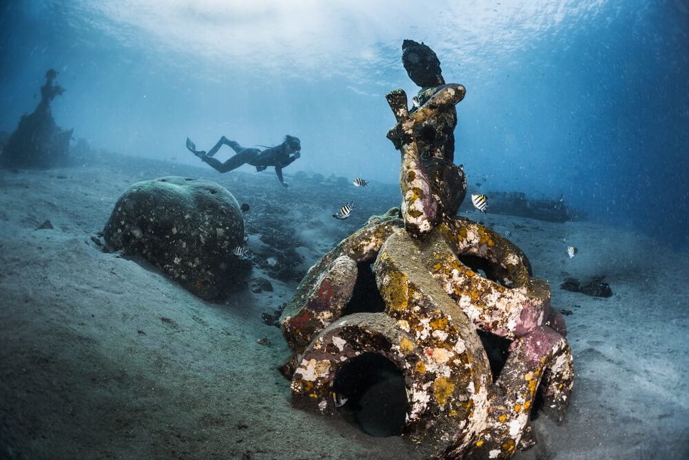 free divers in amed near coral temple