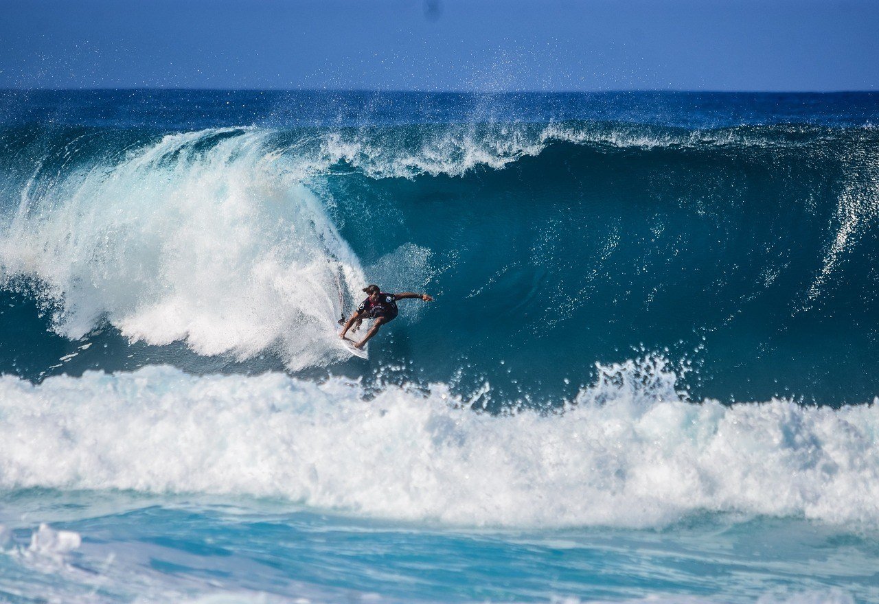 surfer in uluwatu hitting big wave