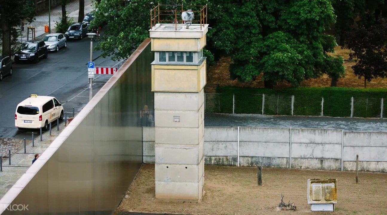 Tour around the Berlin Wall and discover it's fascinationg history.