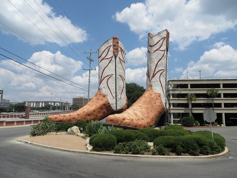 see the largest cowboy boots while traveling in san antonio