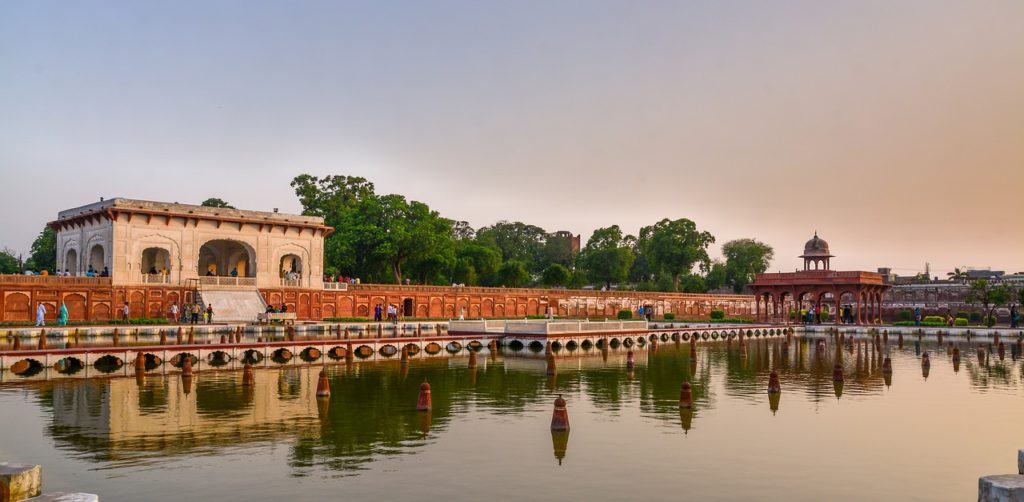 where to stay in delhi