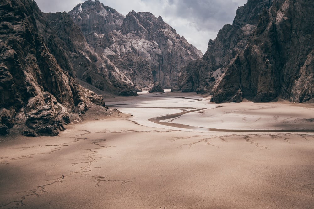 dry kel suu lake hikes in kyrgyzstan