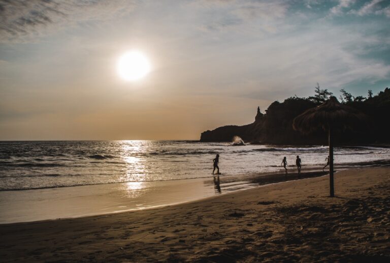 10 Best Hostels in Montanita: Find the Perfect Surf Hostel