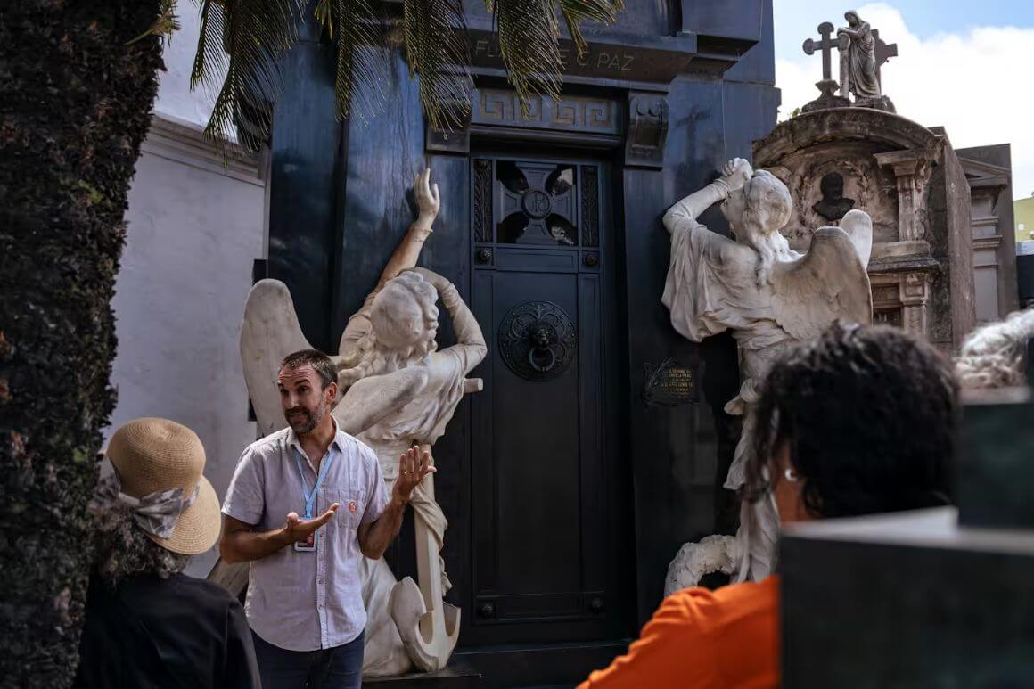 recoleta cemetery tour