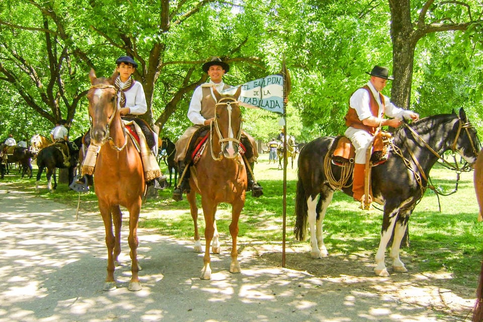  San Antonio de Areco Tour, Estancia BBQ, and Folklore Show