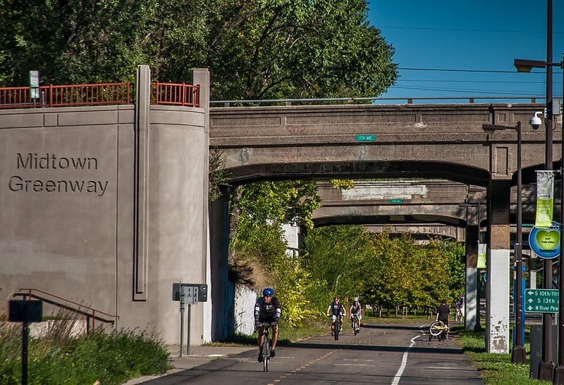 Cycle a Nice Bike around the Chain of Lakes Minneapolis