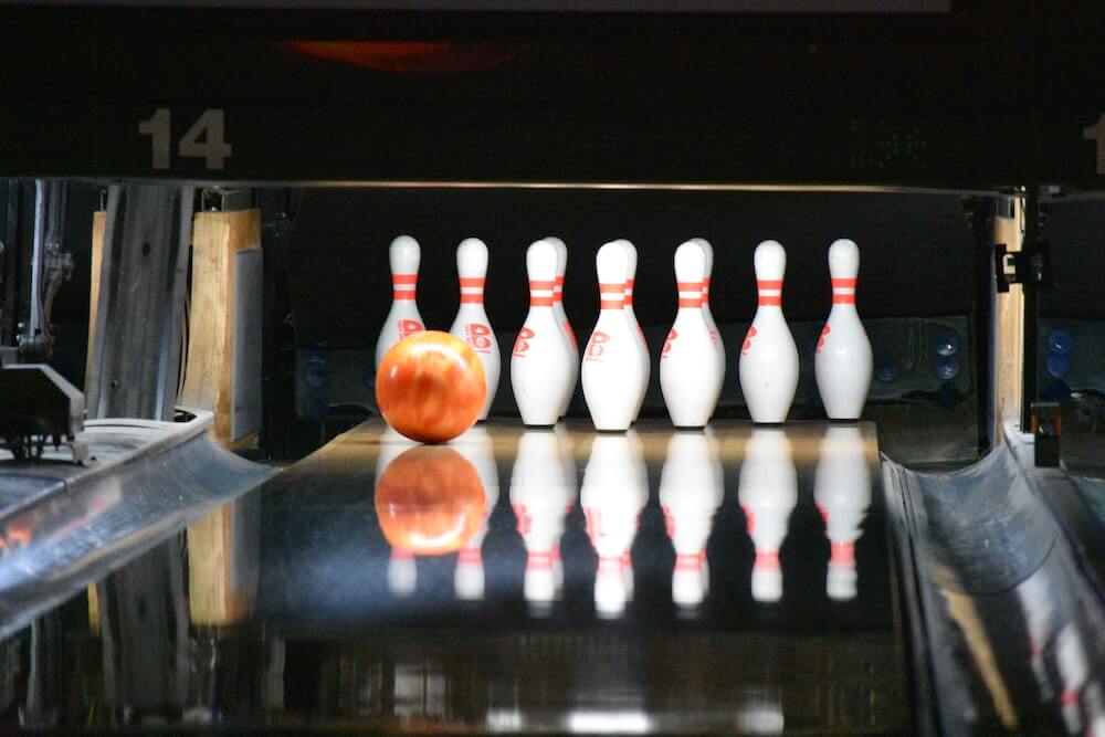 Dothan night time bowling bar