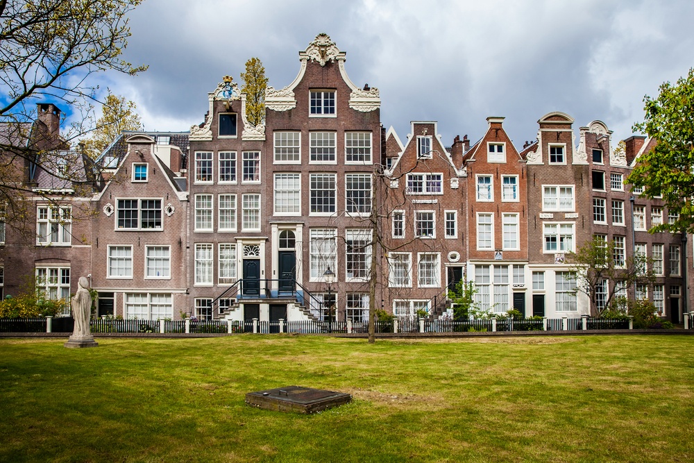 Look at the pretty buildings in Begijnhof