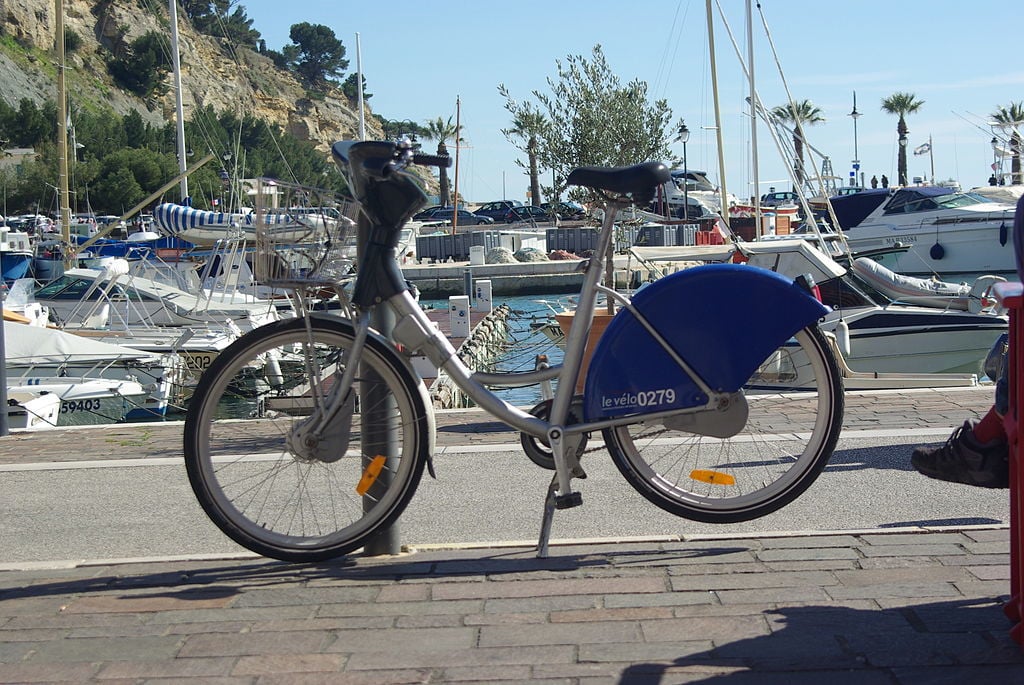 Travel around on bikes together