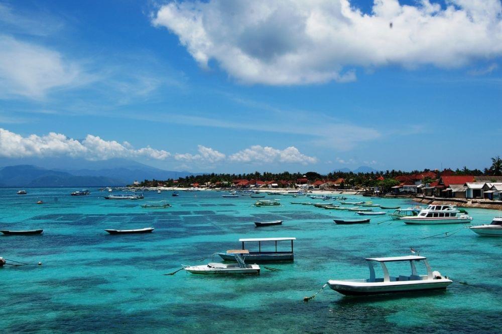 Turquoise water in Nusa Lembongan where there are a lot of yoga retreats