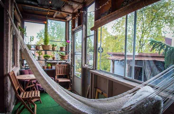 One beautiful bricked plateau room