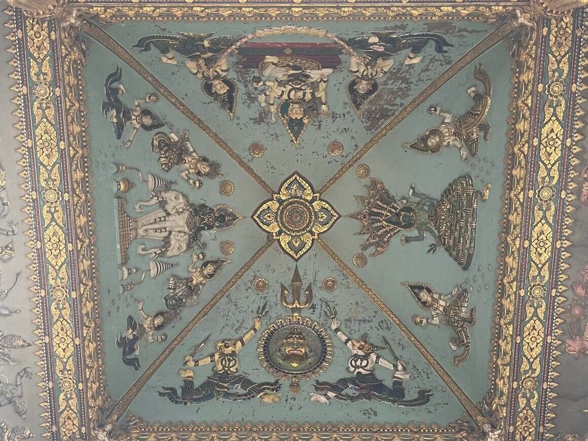 gold ornate roof in patuxai vientiane