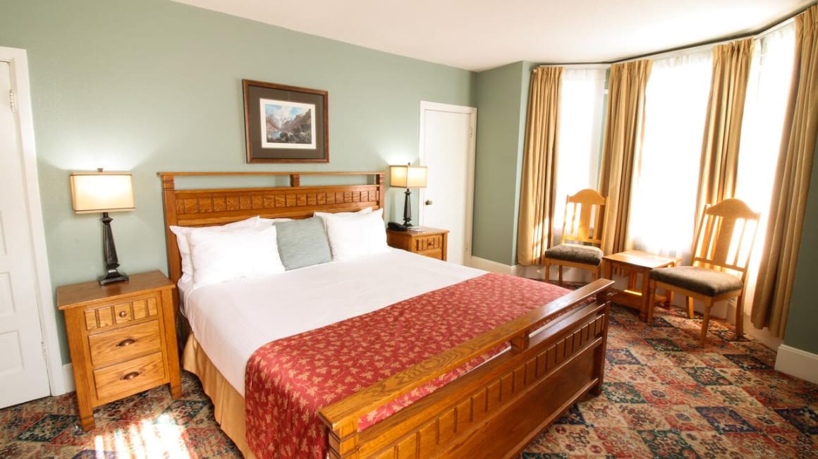 James Bay Inn Hotel Suites & Cottage
