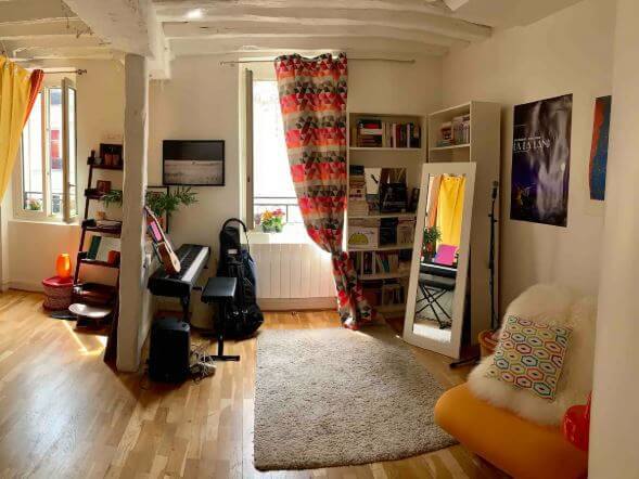 Room in Artistic Apt near Centre