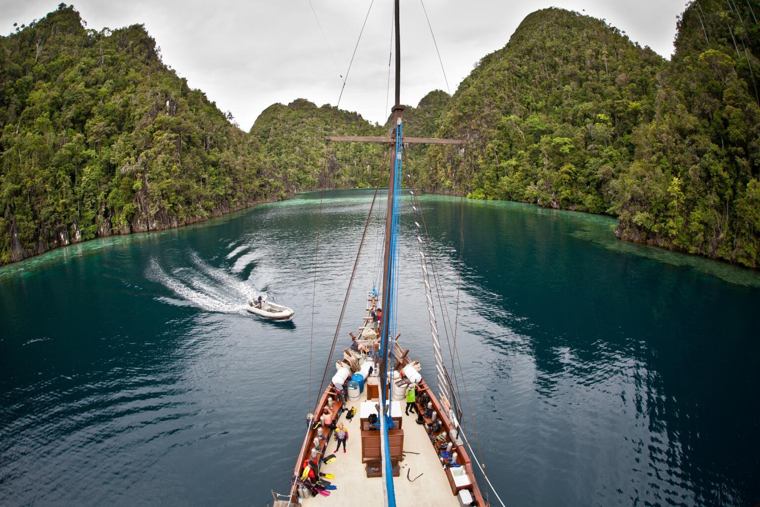 liveaboards in raja ampat indonesia