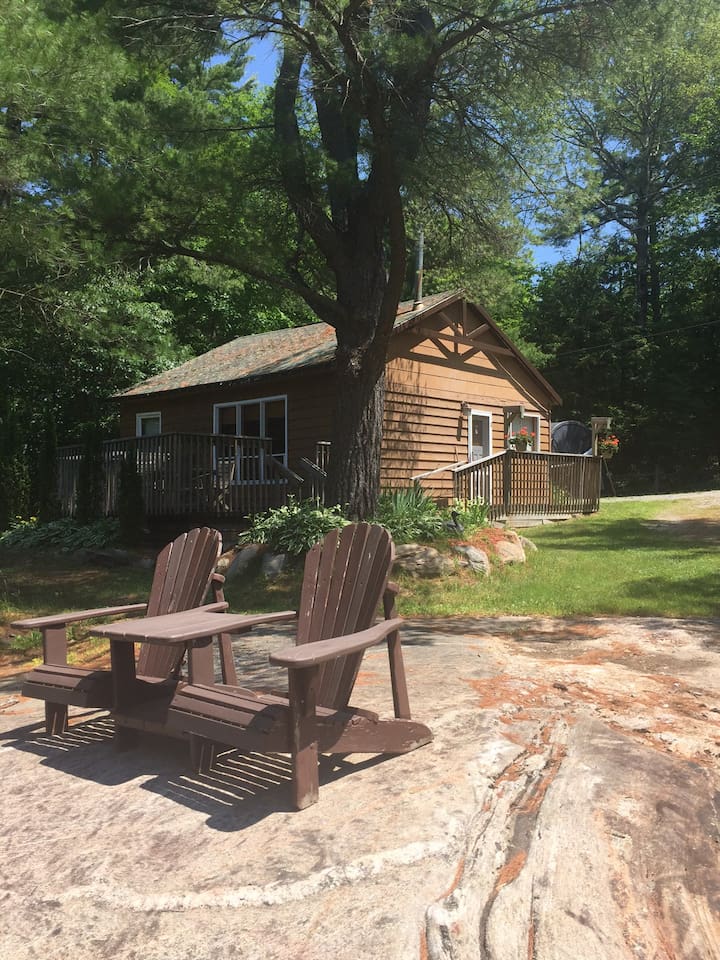 Charming Cottage with a Sandy Beach, Close to Toronto