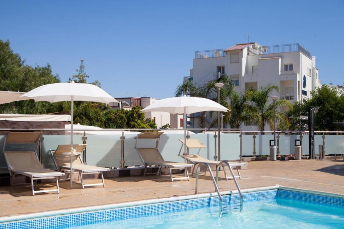 Hotel Costazzurra Museum & Spa, nice pool and loungers.