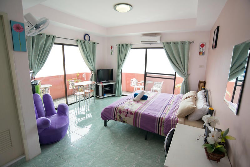 Pattaya Holiday Lodge best party hostel in Pattaya