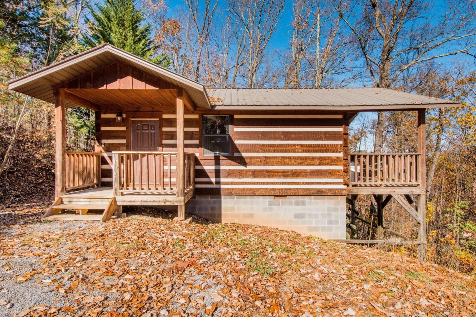 Very private log cabin with hot tub