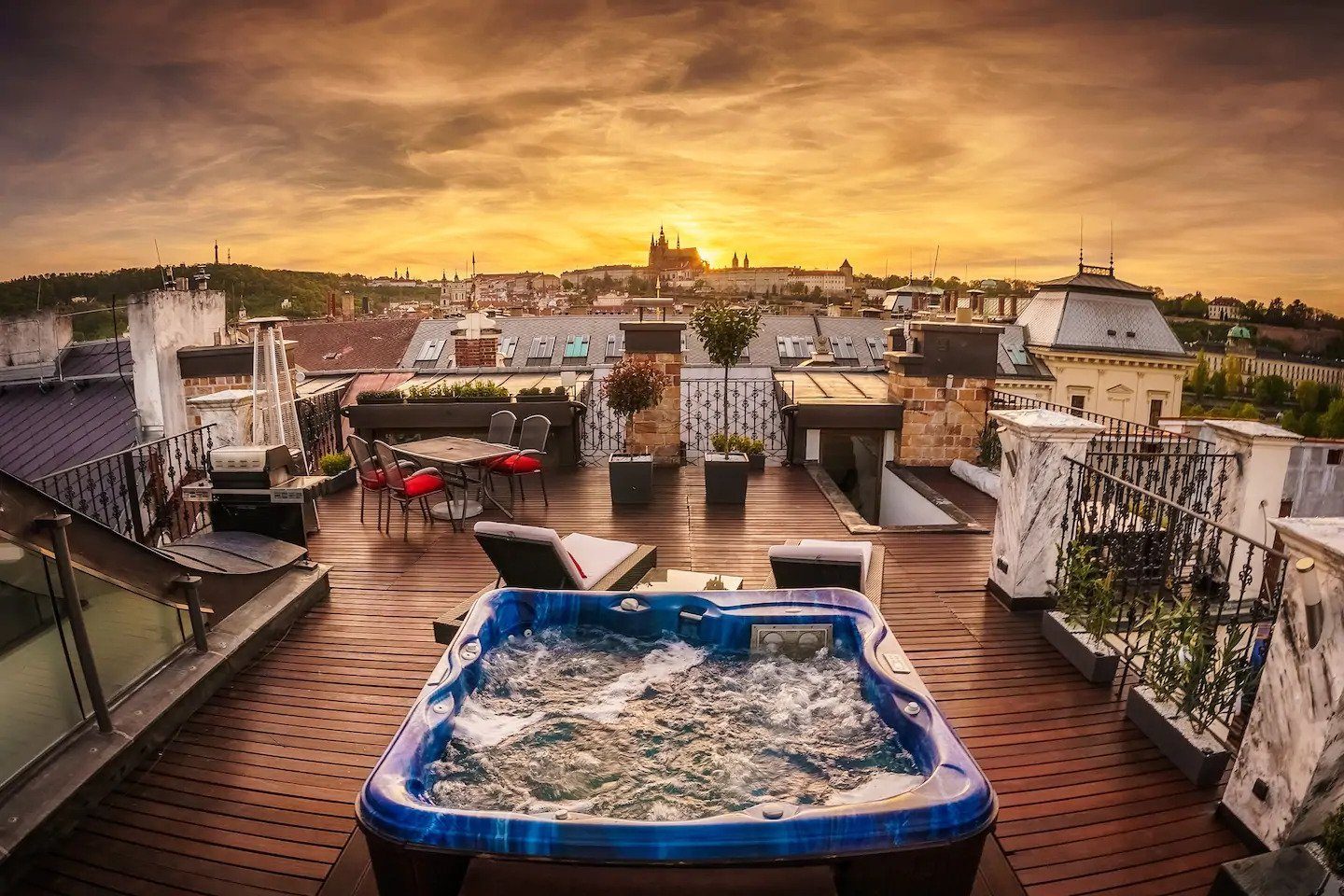 spacious flat with rooftop hot tub