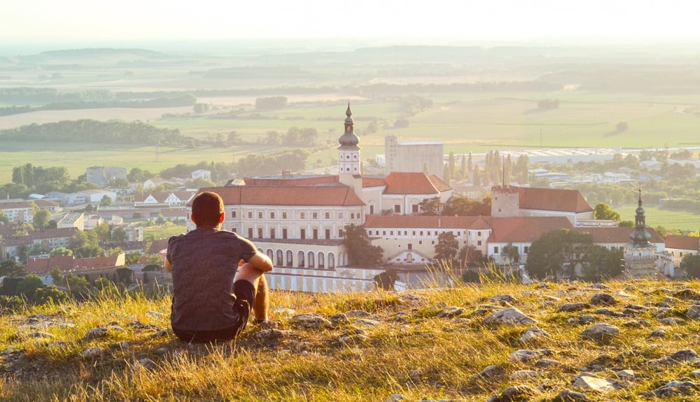 Is Prague safe to travel alone