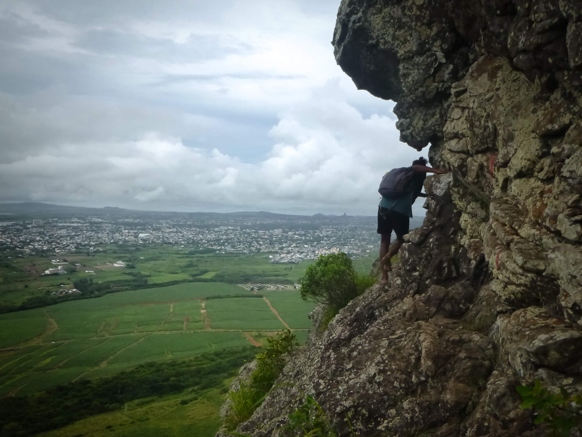 Hiking in Mauritius on a precarious ledge