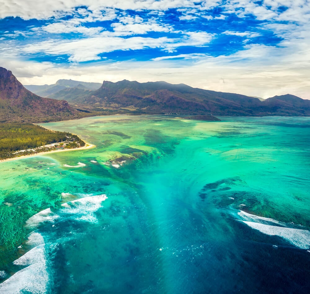 Mauritius's top tourist attraction - the underwater waterfall illusion