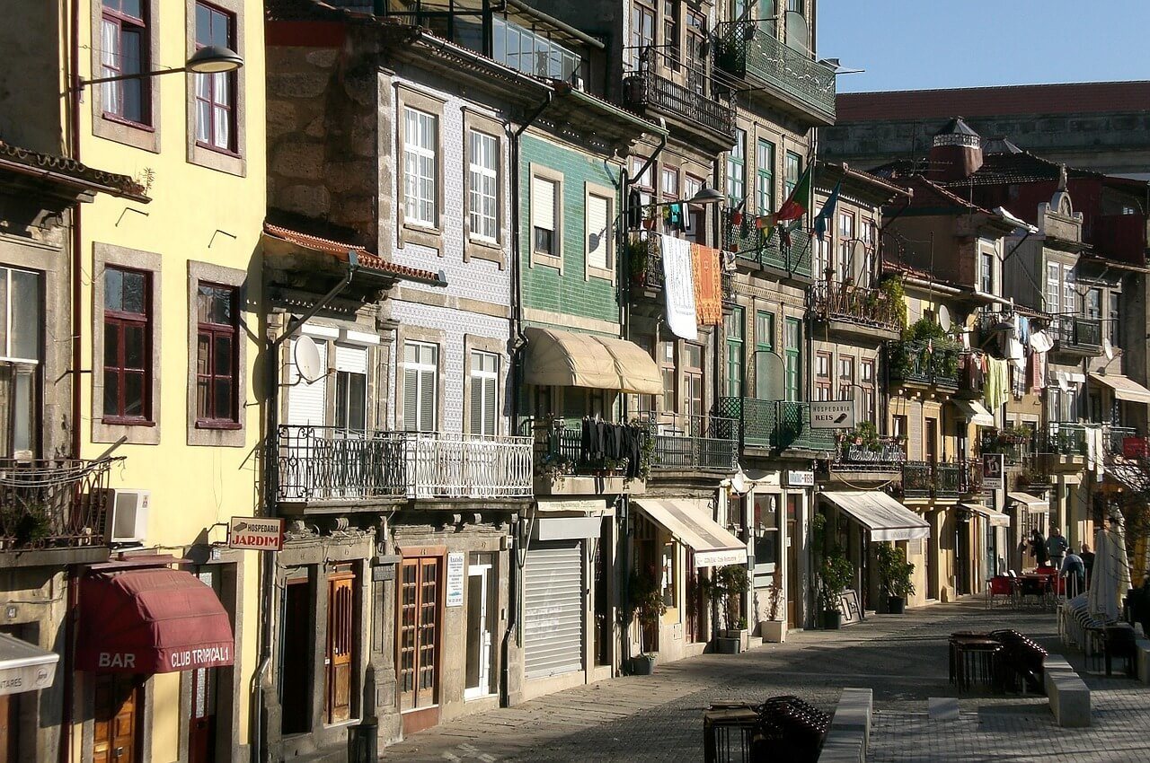 streets of porto backpacking