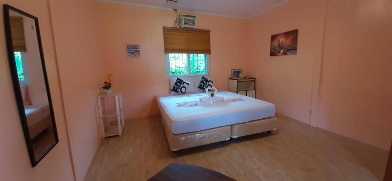 B & R Hostel and Bar