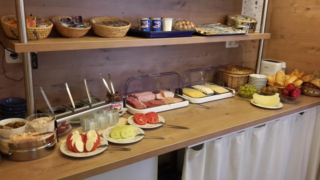 Best Hostel for Couples in Dusseldorf - Hotel Minerva Garni