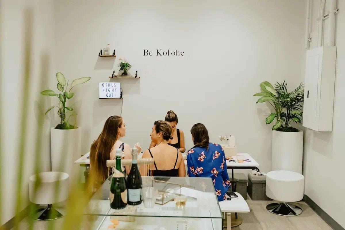 Waikiki Beach Hawaiian jewellery class