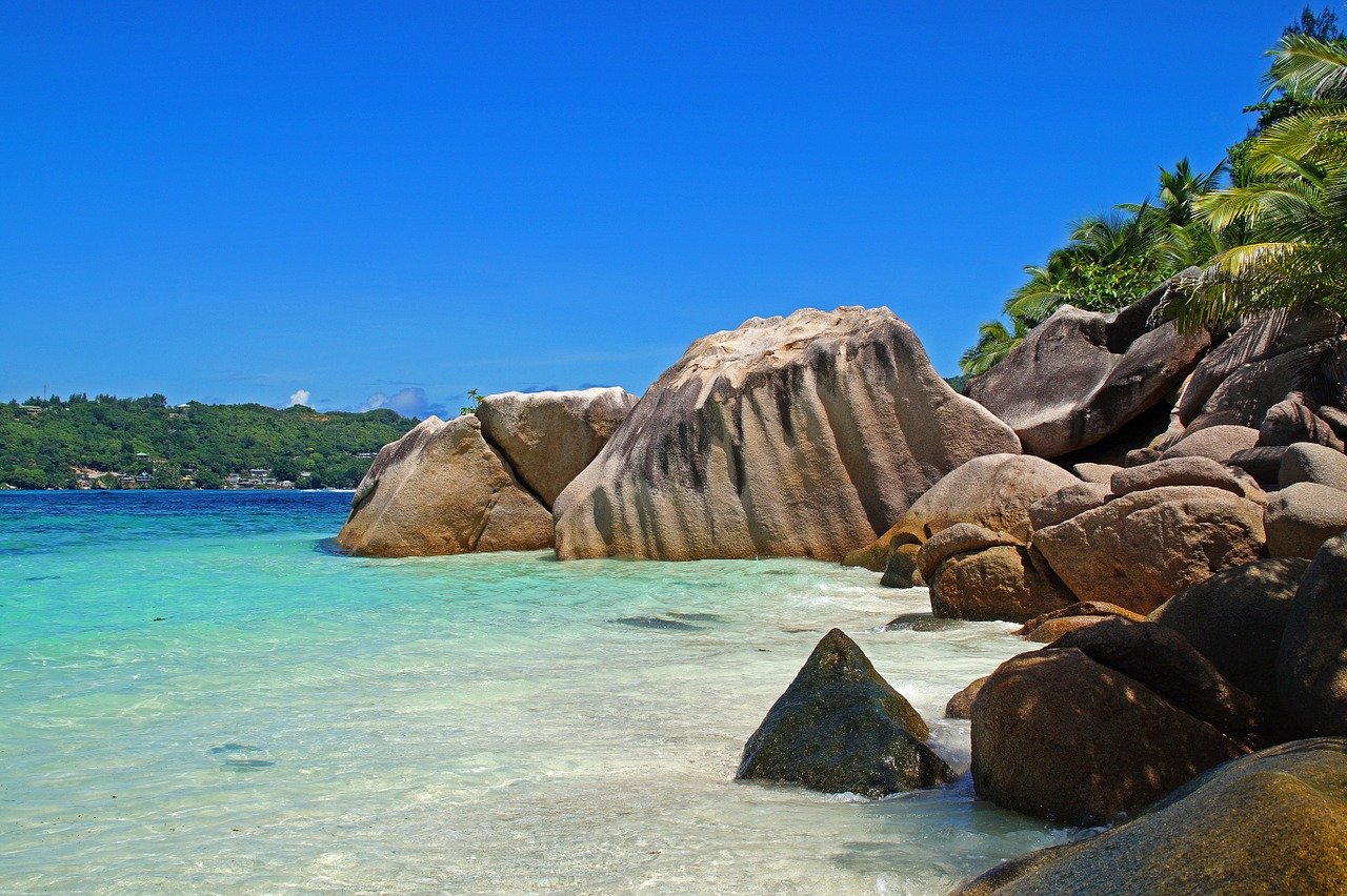 clear waters and rocks seen while staying in seychelles