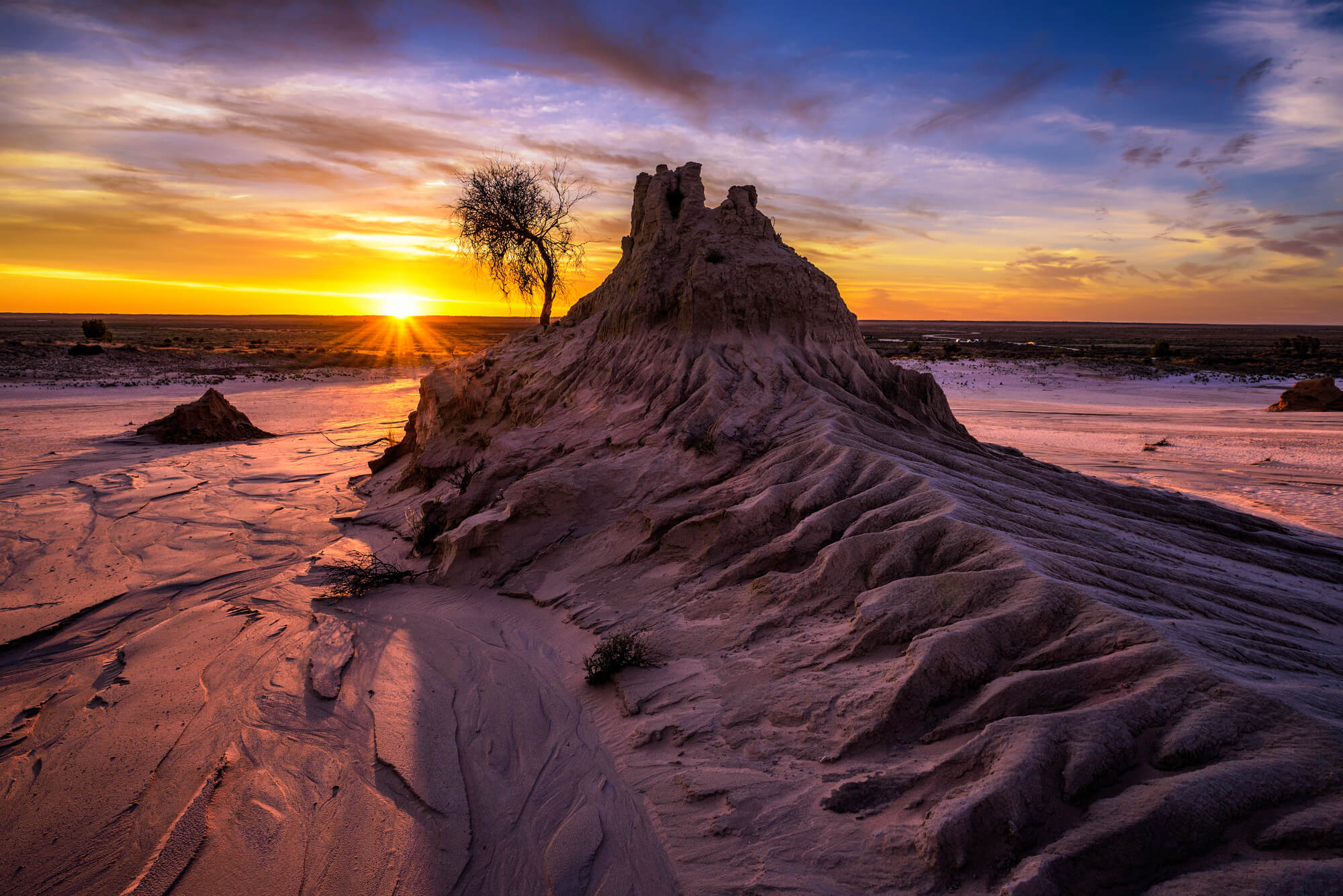 Walls of China sand dunes in Mungo National Park, Australia