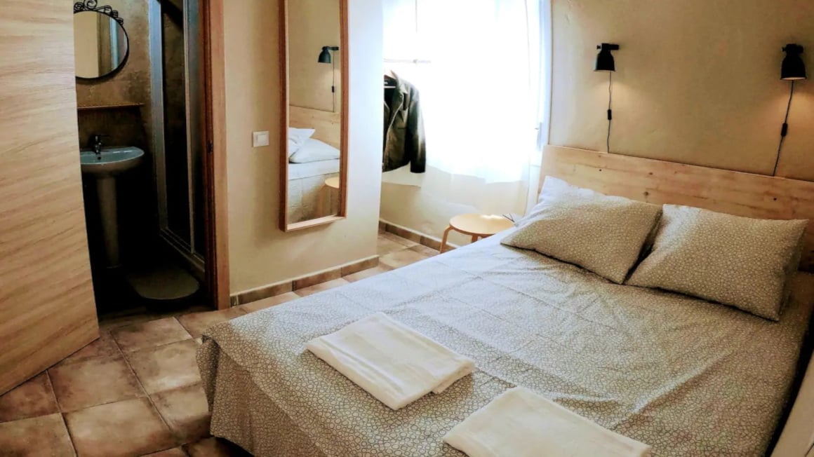 Bright and Comfy Rustic Room, Malaga