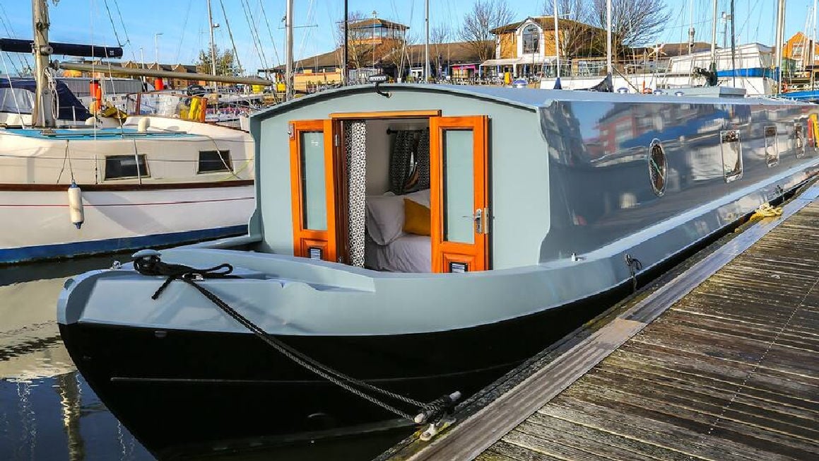 Sparkling Two Bed Boat in Marina