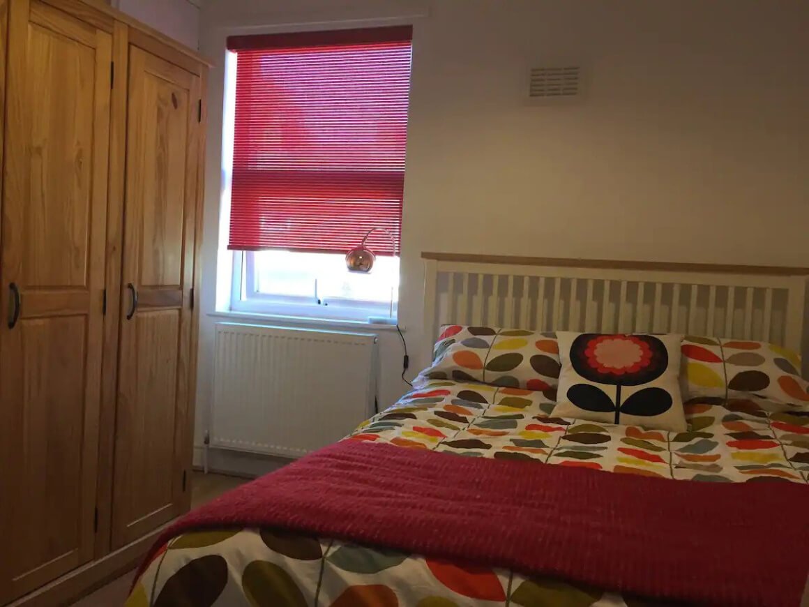 Cosy Double Room Near City Centre in Terraced House