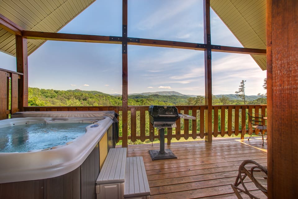 Cozy Dog Friendly Cabin with Hot Tub Pigeon Forge