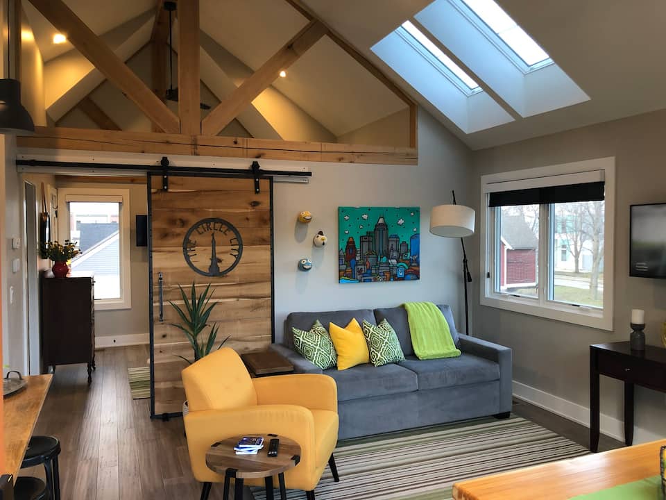 Private and Charming Carriage House Indianapolis
