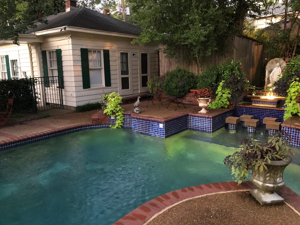 Private and Gated Charming Cottage Memphis