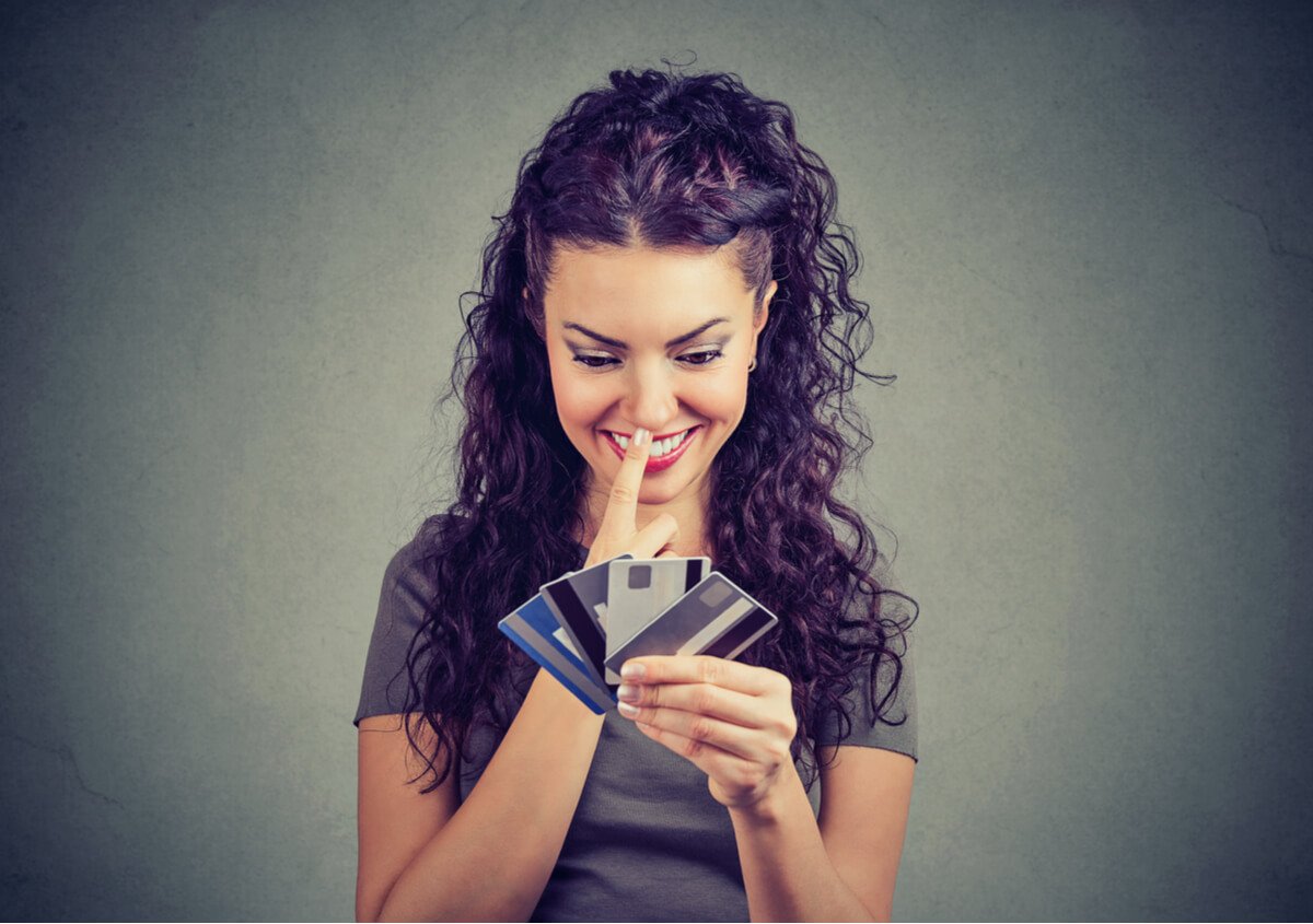 A woman with several loyalty cards for USA-based budget hotel brands