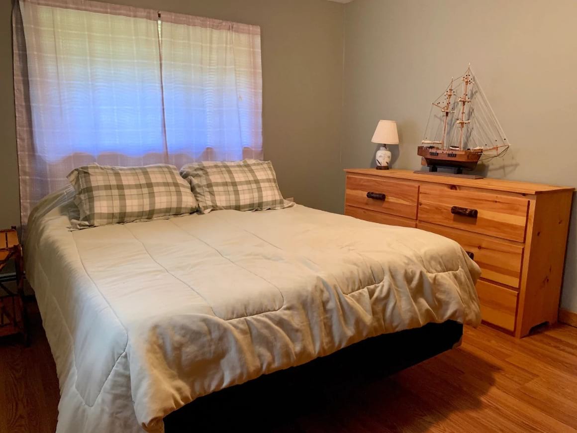 cozy double room at East Cove Airbnb Lake George New York