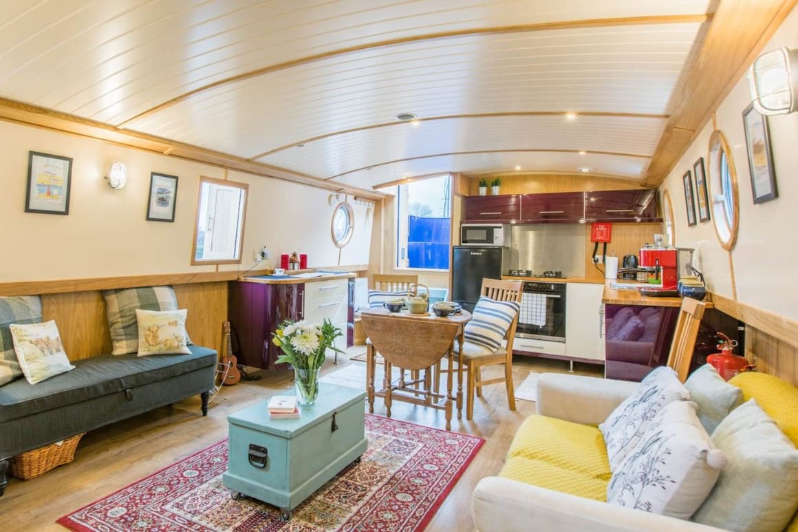 Explore Glasgow from a pristine houseboat, Glasgow