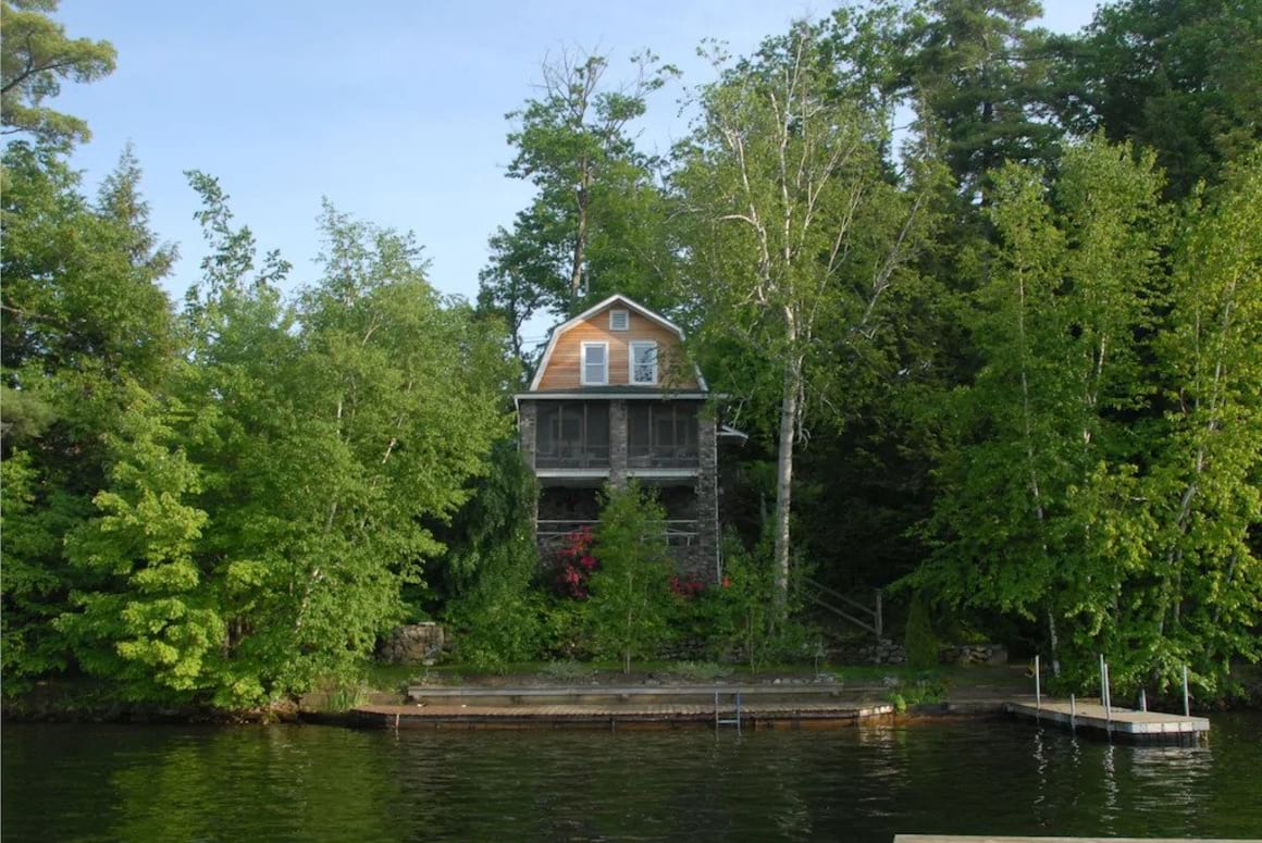 Private Lake House tuxked away in the forest with a private pier