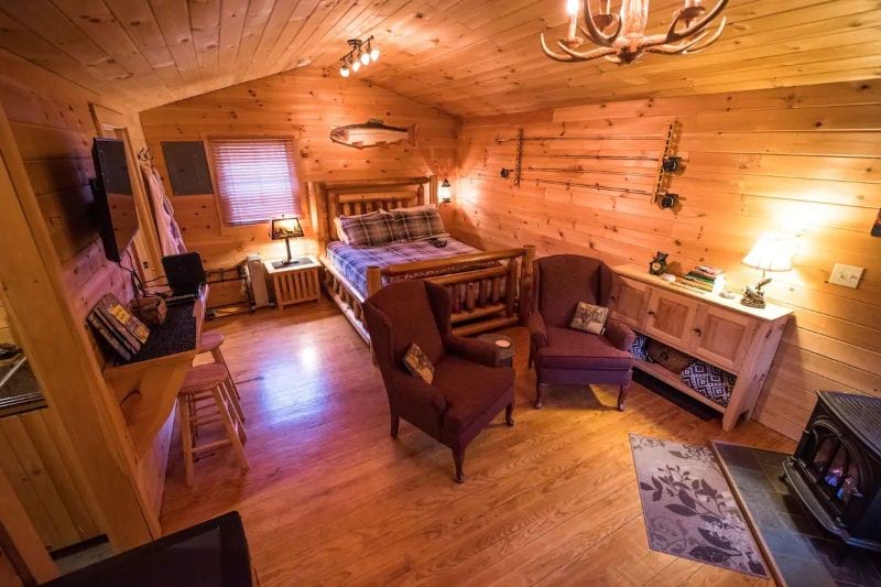Cozy Wood Cabin with a fireplace in the White Mountains