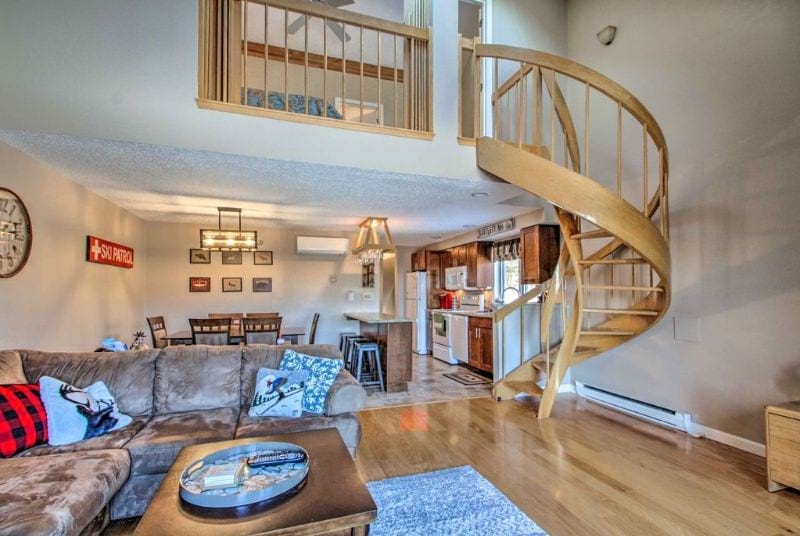 Homey Ski Villa with wooden staircase White Mountains