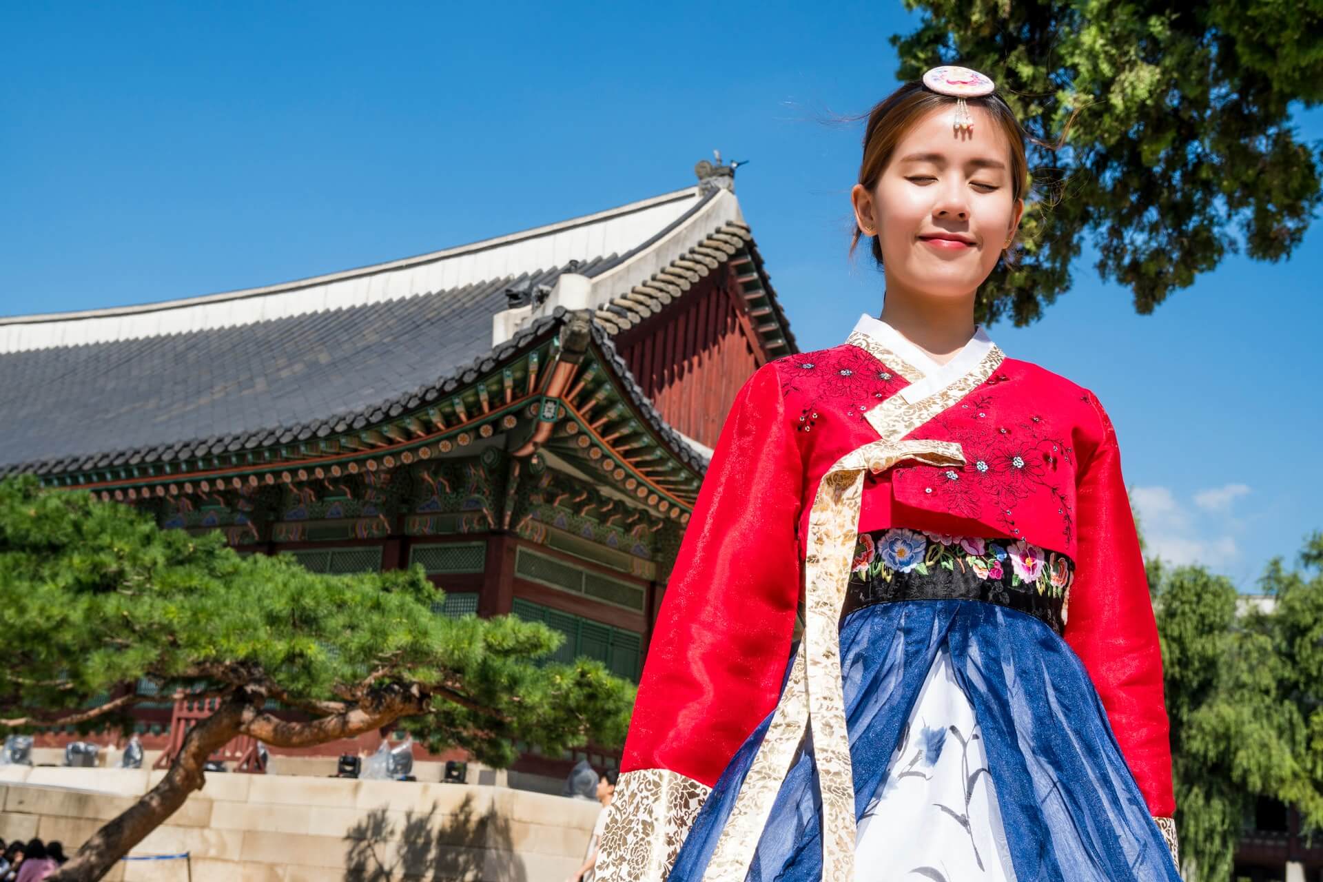 A local South Korean woman in traditional dress at a palace in Seoul